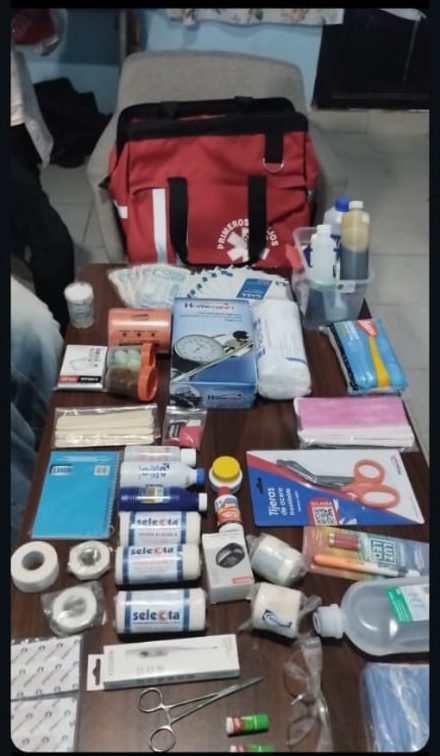 Equipo y materiales de primeros auxilios y seguridad organizados para su revisión