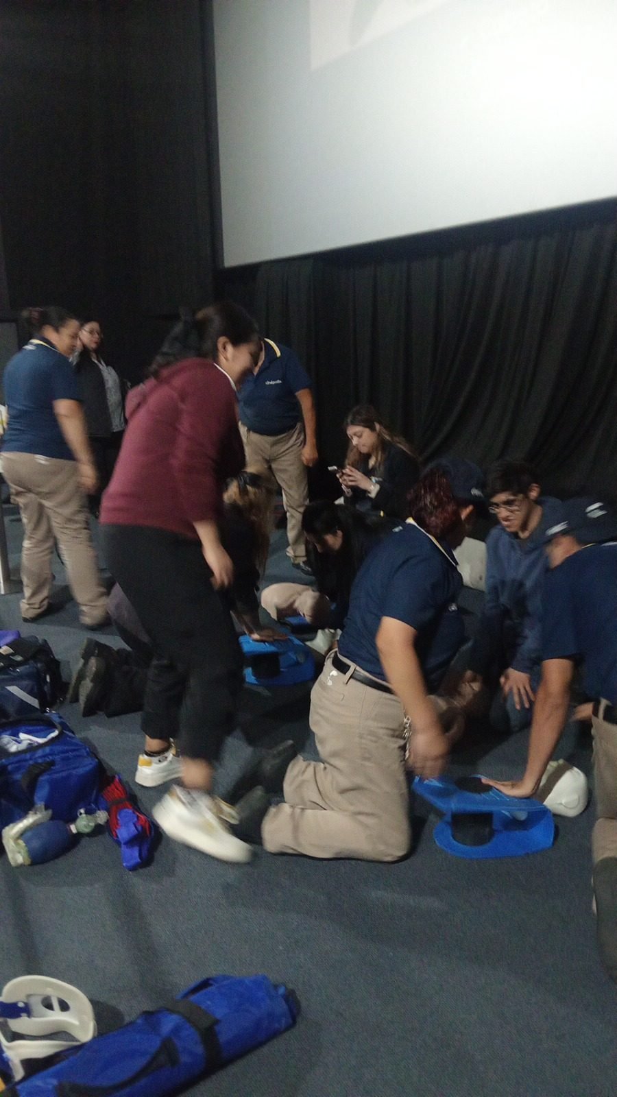 Grupo practicando inmovilización con tabla rígida y colocación de collarín cervical