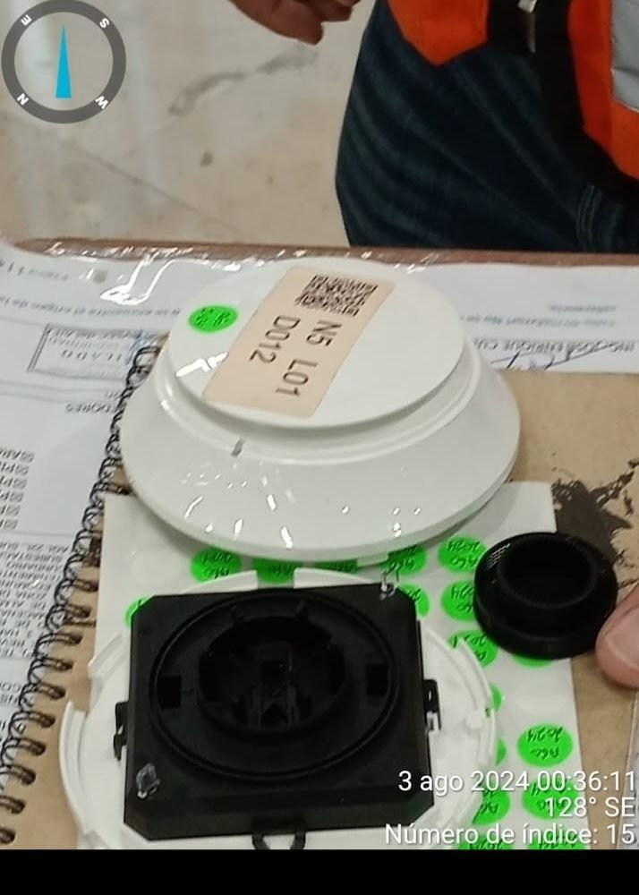Inspección de un detector de humo durante una revisión de mantenimiento