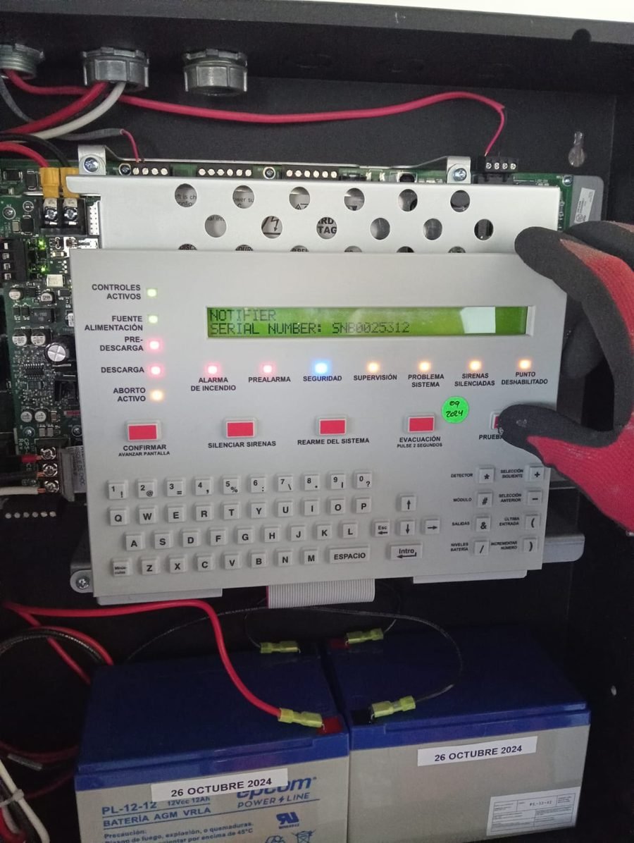 Panel de control de alarma contra incendio Notifier en detalle, con pantalla LCD e indicadores de zona